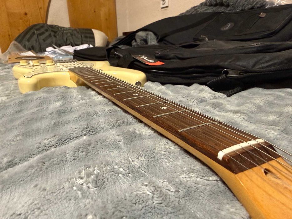 Fender Stratocaster Squier -20 юбилей на Fender