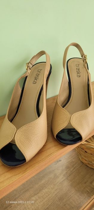 Босоножки кожанные.