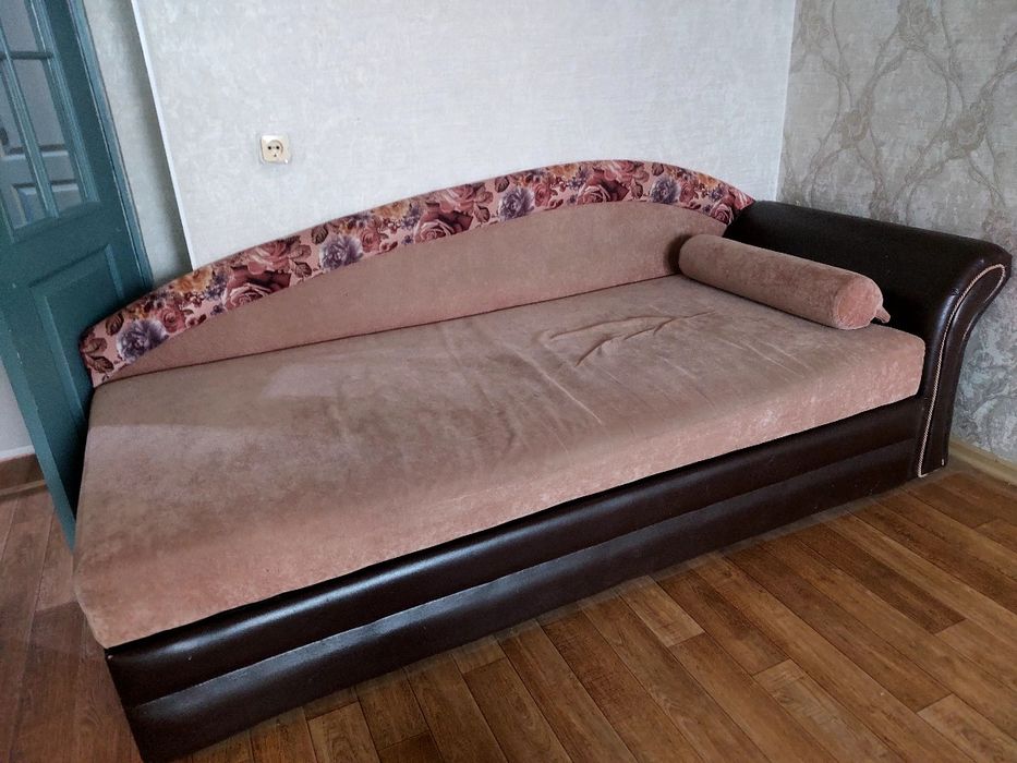 Отдам даром тв и диван