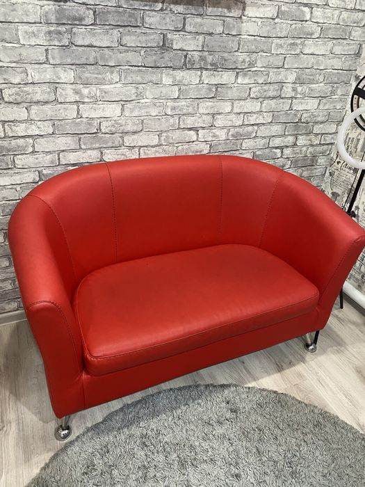 красный диван