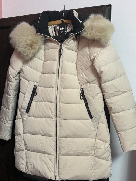 Geaca de iarna , pentru femei , marimea S , culoare crem /alb ;