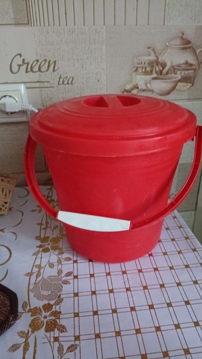 Продам ведро на 6 литров с крышкой 700