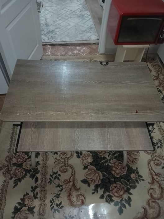 Компьютерный стол в хорошем состоянии 50на90