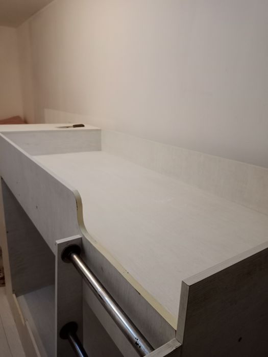 Кровать вместе с  шкафом