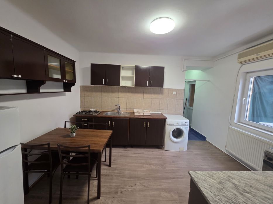 De închiriat apartament trei camere lângă Catedrală