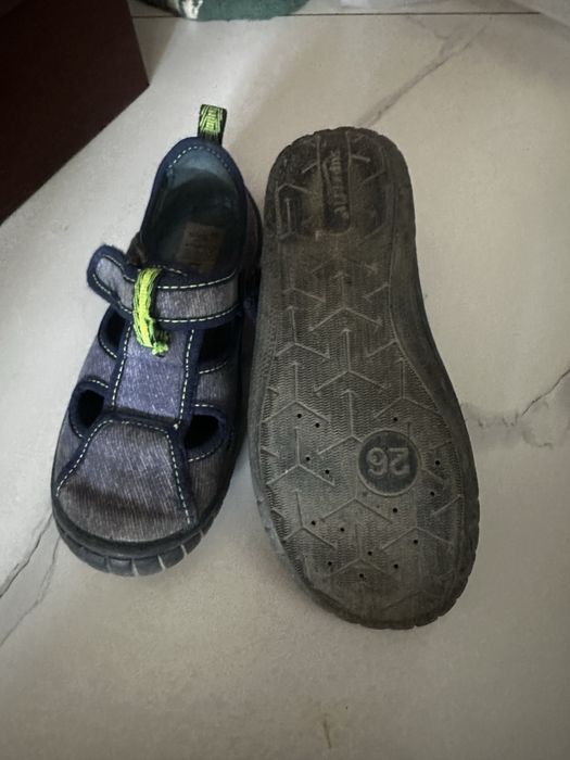 Отдам бесплатно женскую обвуь!