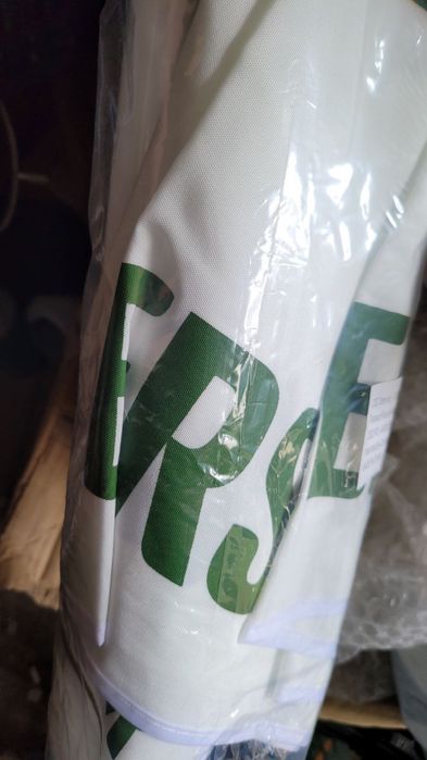 Бял рекламен плажен чадър и стойка за чадър тип туба