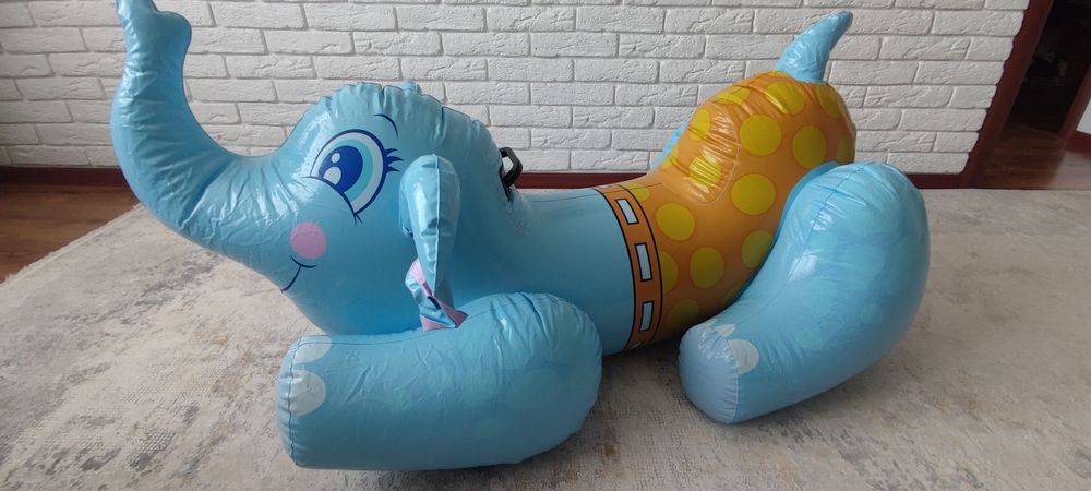 Надувной слон, очень большой, как кресло.