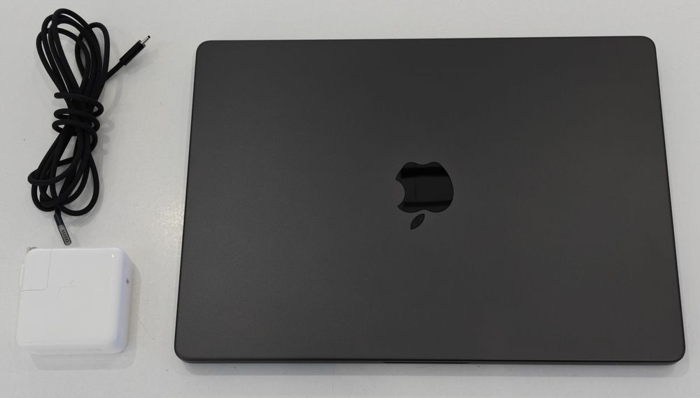 MacBook Pro 14 M5 24/1TB 7циклов/100%