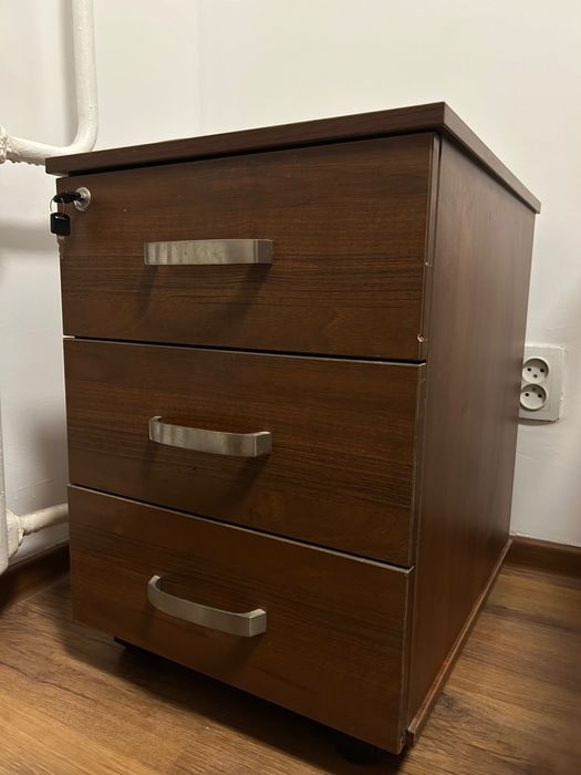 Офисная тумба-сейф на колесах