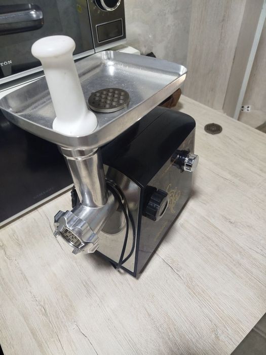 Продается своя электро мясорубка Бош