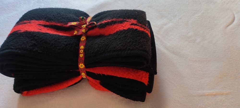 Pătură groasă, 140/190 cm, roșu cu negru, imprimeu inimă