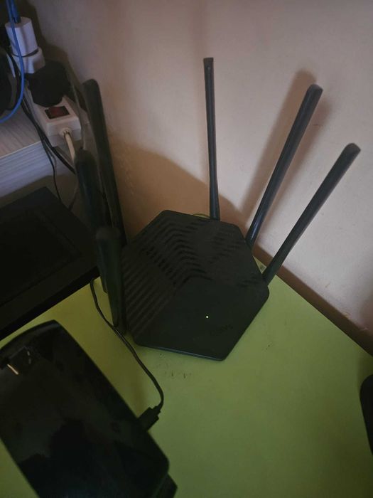 Setup de gaming:Unitate PC, Monitor,tastatura gaming,mouse,router etc.