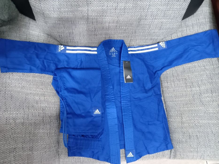 Kimono adidas nou nouți mărimea 120