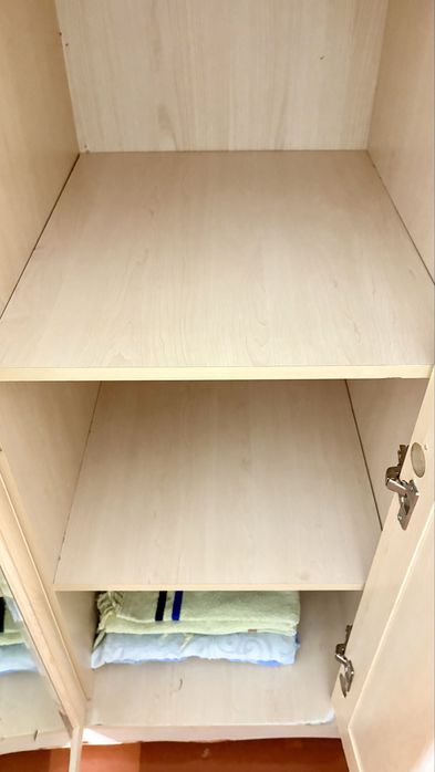 Шкаф с зеркалом с пять полкой