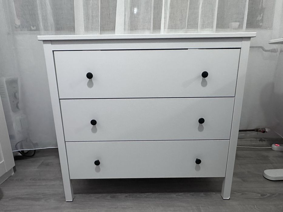 SET: Birou + Comoda. Biroul: 80 cm latime, 160 cm lungime, este reglabil. Comoda: 46 latime, 90 cm lungime, 82 inaltime.