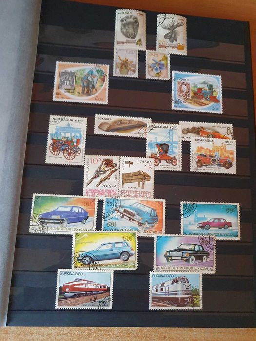 Clasor cu timbre străine și Românești vechi pentru colecționari.