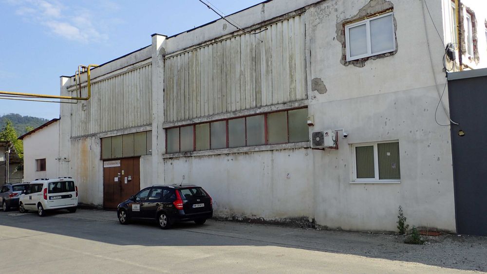 Vând hală industrială înaltă de 8m, 371 mp, plus teren împrejumitor 7,46 ari - acces TIR, foarte aproape de oraș