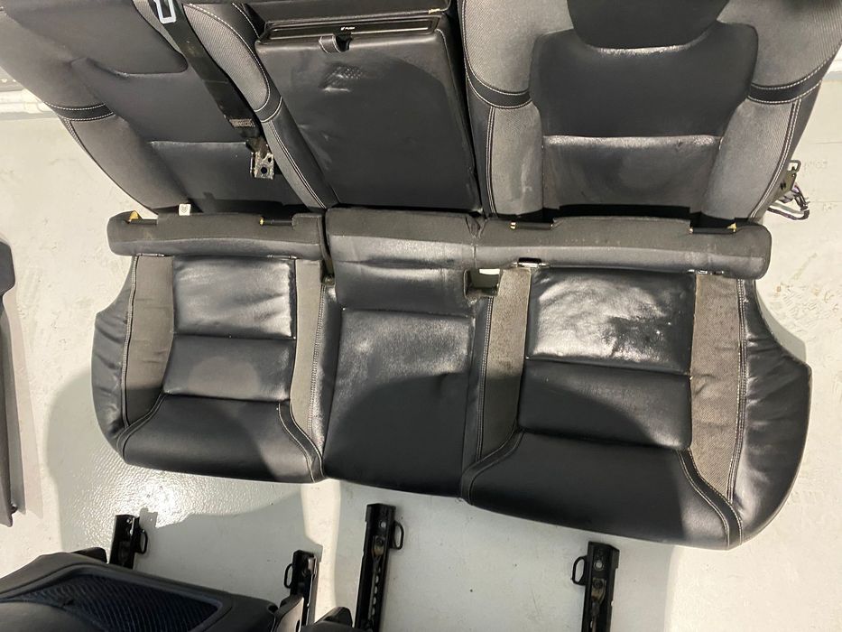 Interior cu incalzire scaune fata VOLVO XC60 R-DESIGN 2023