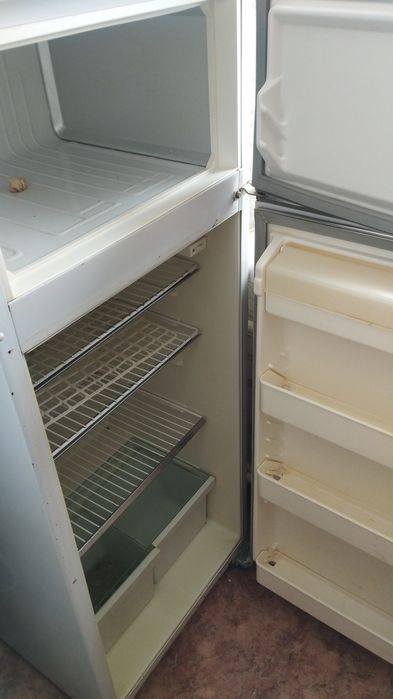 Продам холодильник,люстру