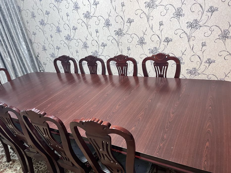 Стол со стульями