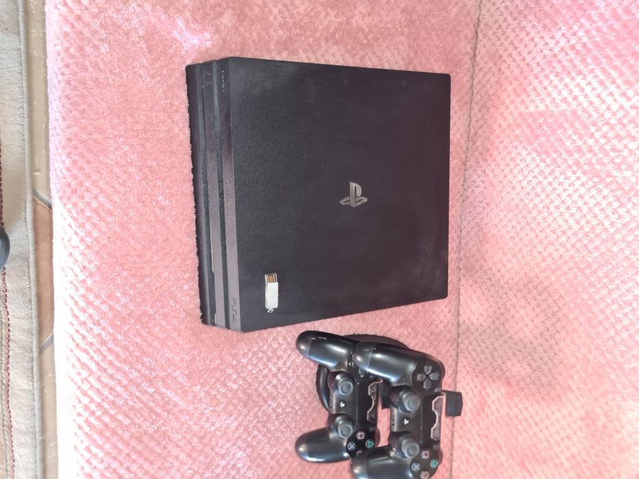 PlayStation 4 Pro MODAT (Stare Excelentă) + 2 Manete + Stație Încărcare