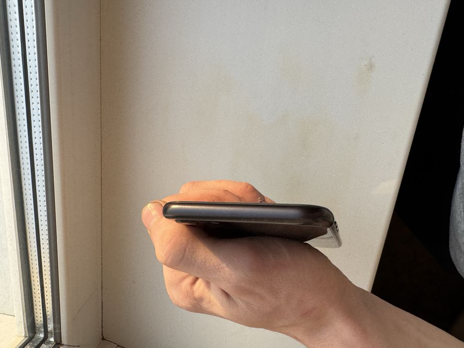 Продам Айфон SE 2020