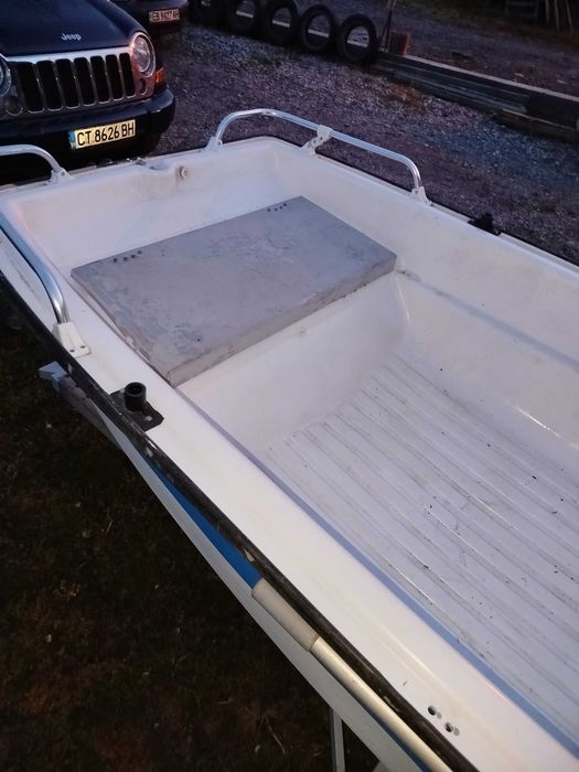 Продавам лодка renalt