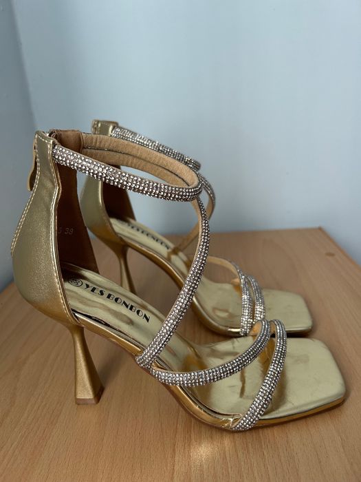 Официални златисти обувки