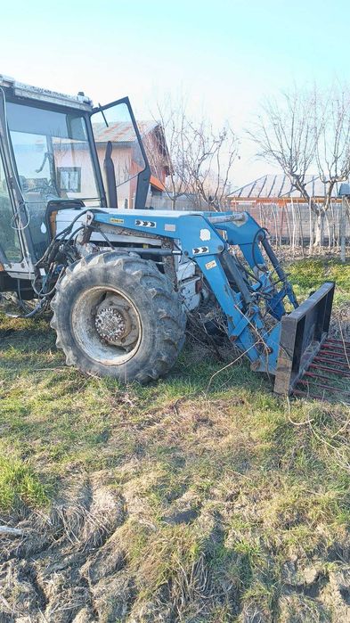 Vând încărcător frontal