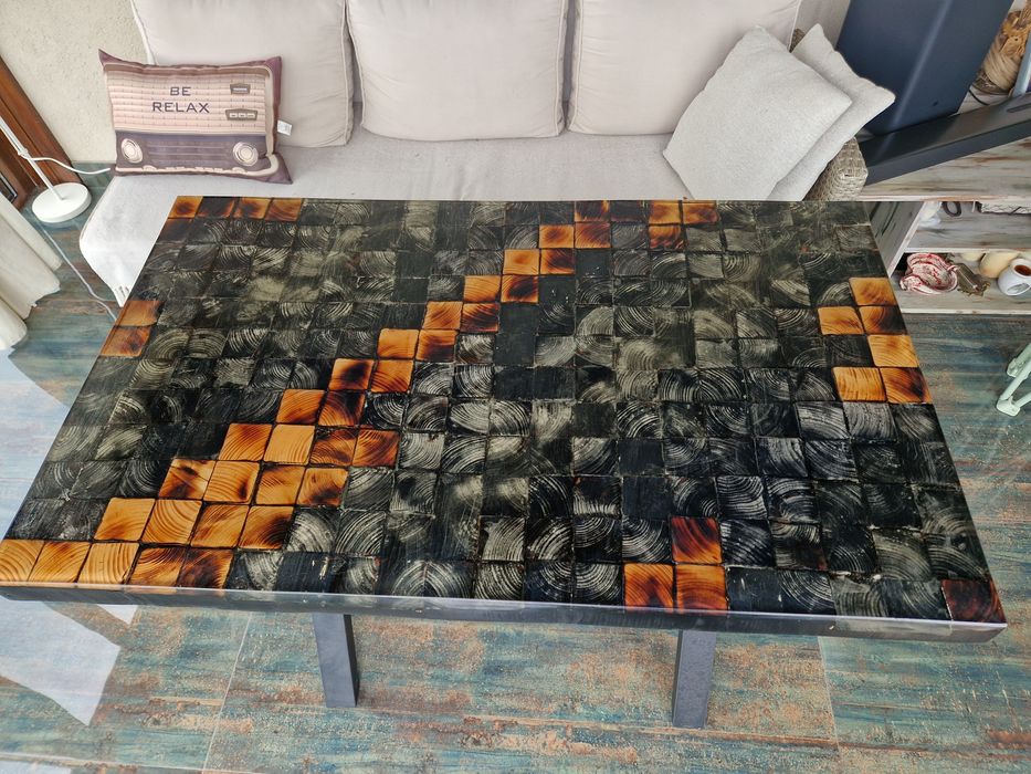 Vând masa cuburi lemn acoperita rasina epoxidica dimensiuni 62x104x79