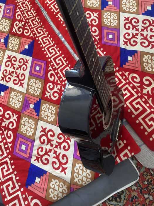 Жақсы гитара сатамын алам дегендер болса түсіп берем