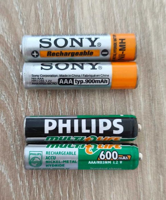 Презареждащи се акумулаторни батерии ААА Sony 2 бр. и Philips 2 бр.