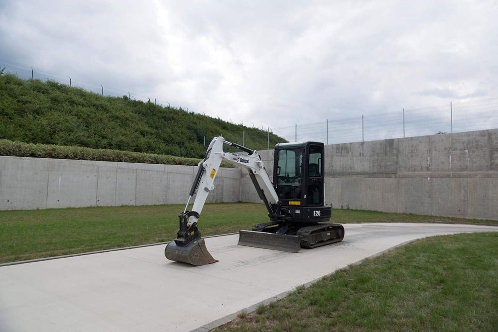 Inchiriez miniexcavator Bobcat cu picon