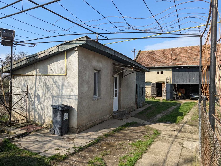 Vand casa mobilata in Unirea – teren 5.553 mp
