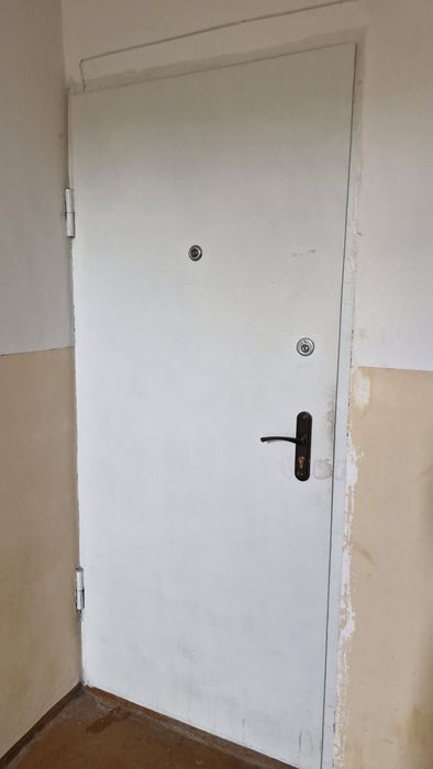 Темир эшик сотилади Холати янги Чирчик шахрида