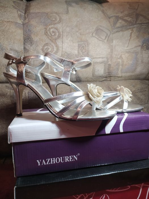 Продам новые женские босоножки