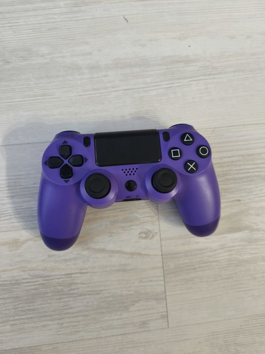 Playstation 4 + 10 игри + 3 джойстика