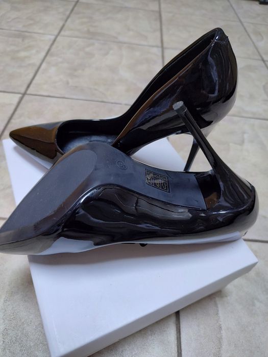 Vând pantofi stiletto,negri.
