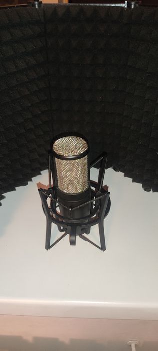 Продается микрофон AKG P220