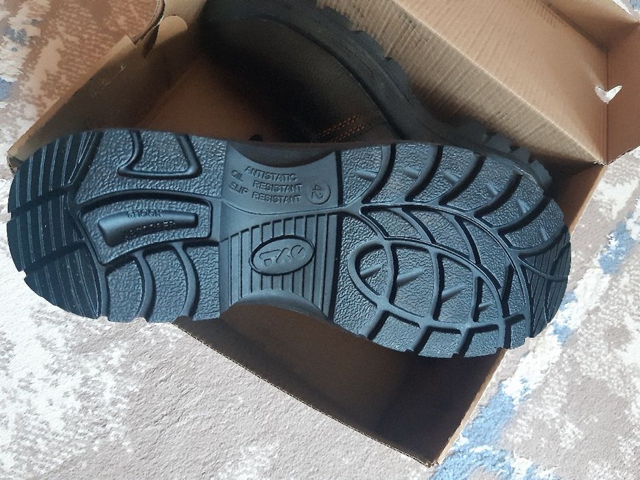 Продам новые рабочие ботинки.