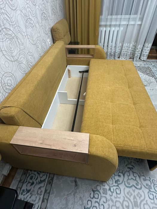 Диван желтого цвета, длина 2 метра