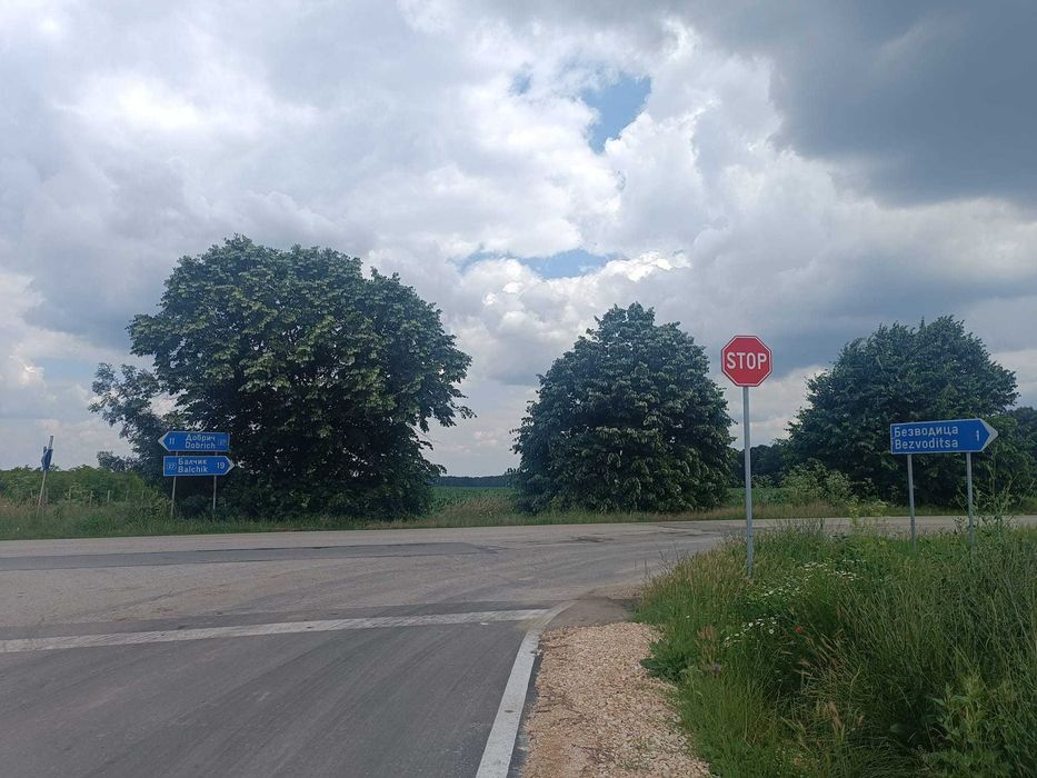 Парцел под наем в с. Безводица, ток, вода, асфалтов достъп