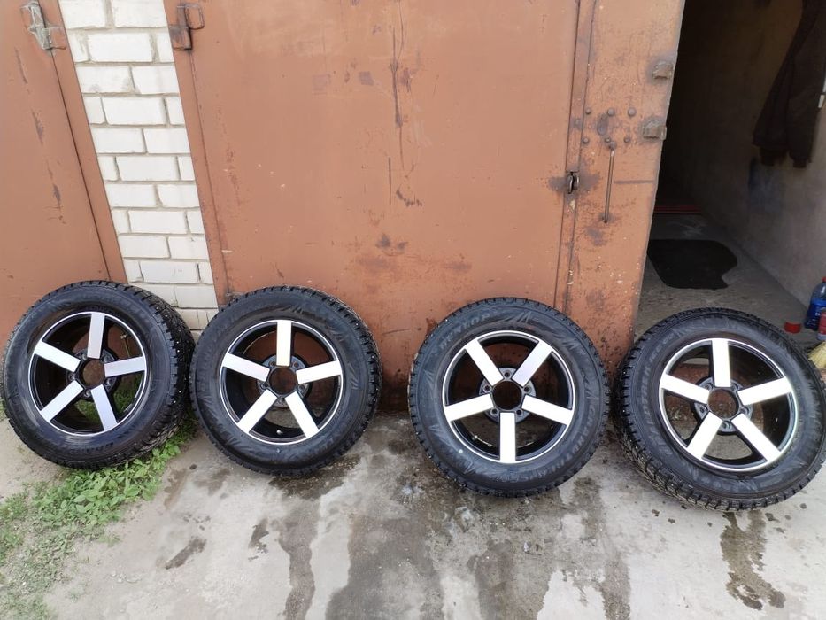 Продам диски с  резиной на ниву