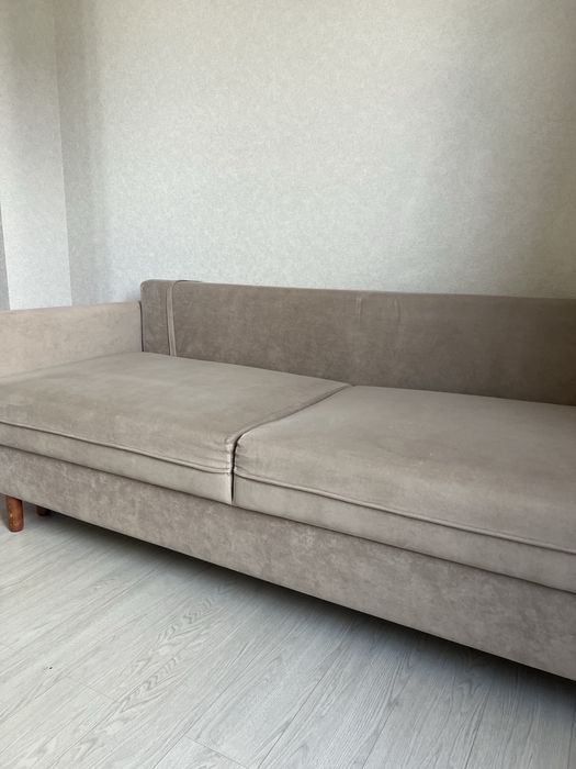 Диван на ножках.