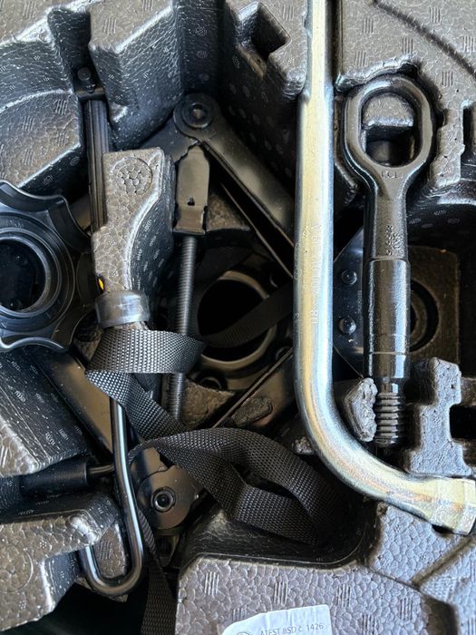 Titlu: Roata rezervă nouă +kit complet cric cheie nou VW Skoda 5x112