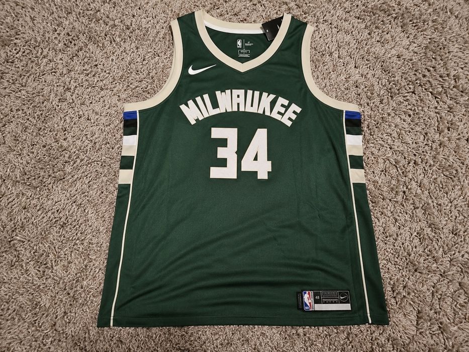 Потник на Giannis Antetokounmpo с подпис от Patrick Beverly  просто е избелял!
