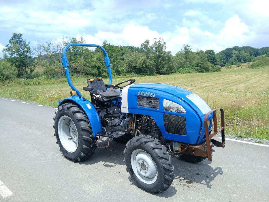 Tractor Mahindra 4x4 25 cp în 3 cilindri recent adus (Fiat)