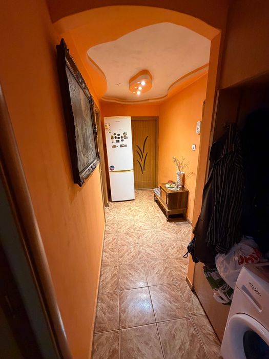 Vand apartament cu 2 camere decomandat.