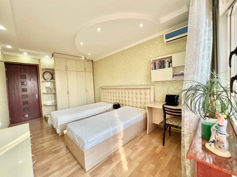 Аренда Oybek Куча Госпиталка 6комната 250кв Акуратний Одамларга берила